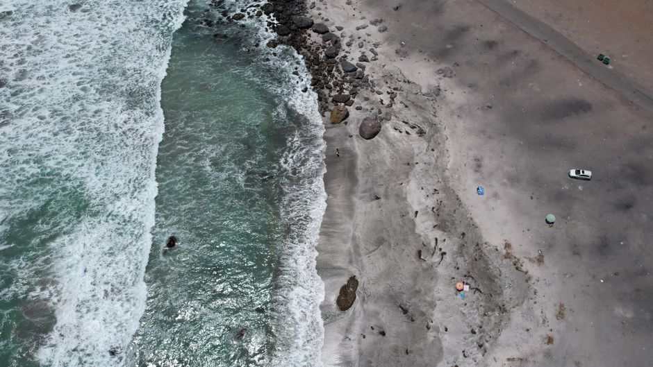 Man overleden na problemen te water bij strand van Oostkapelle
